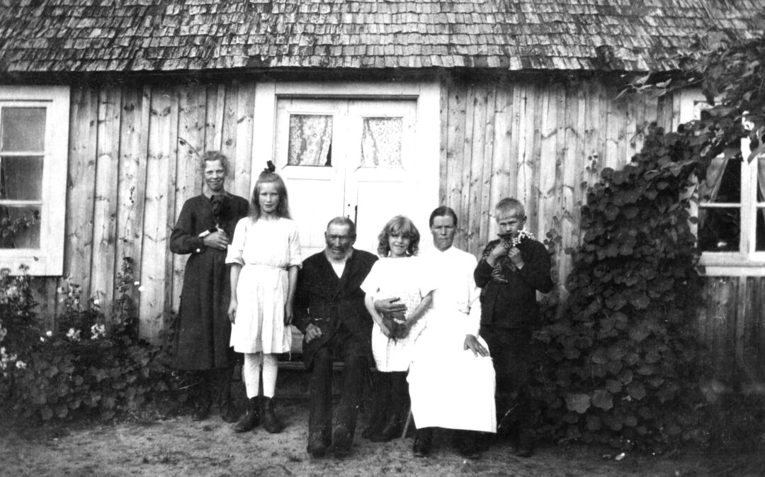 Selma på backen med familj